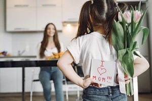 Mother_and_Daughter_with_Mothers_Day_Flowers_and_Card